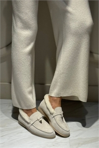 {{productViewItem.photos[photoViewList.activeNavIndex].Alt || productViewItem.photos[photoViewList.activeNavIndex].Description || 'Лоферы LORO PIANA'}}