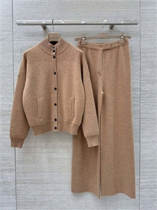 {{productViewItem.photos[photoViewList.activeNavIndex].Alt || productViewItem.photos[photoViewList.activeNavIndex].Description || 'Костюм LORO PIANA'}}