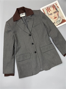 {{productViewItem.photos[photoViewList.activeNavIndex].Alt || productViewItem.photos[photoViewList.activeNavIndex].Description || 'Пиджак MIU MIU'}}