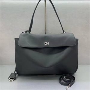 {{productViewItem.photos[photoViewList.activeNavIndex].Alt || productViewItem.photos[photoViewList.activeNavIndex].Description || 'Сумка BALENCIAGA 40 см'}}