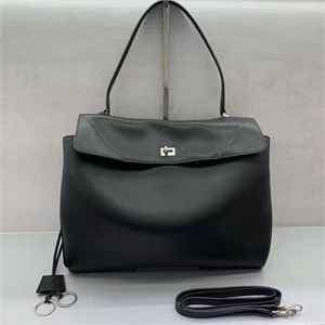 {{productViewItem.photos[photoViewList.activeNavIndex].Alt || productViewItem.photos[photoViewList.activeNavIndex].Description || 'Сумка BALENCIAGA 40 см'}}