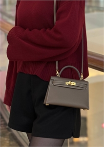 {{productViewItem.photos[photoViewList.activeNavIndex].Alt || productViewItem.photos[photoViewList.activeNavIndex].Description || 'Сумка HERMES'}}