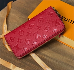 {{productViewItem.photos[photoViewList.activeNavIndex].Alt || productViewItem.photos[photoViewList.activeNavIndex].Description || 'Кошелек LOUIS VUITTON'}}