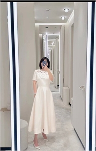 {{productViewItem.photos[photoViewList.activeNavIndex].Alt || productViewItem.photos[photoViewList.activeNavIndex].Description || 'Платье VALENTINO'}}