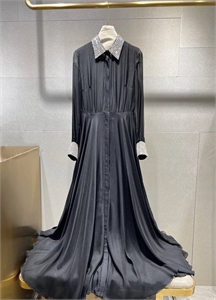 {{productViewItem.photos[photoViewList.activeNavIndex].Alt || productViewItem.photos[photoViewList.activeNavIndex].Description || 'Платье VALENTINO'}}