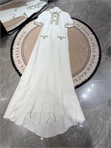 {{productViewItem.photos[photoViewList.activeNavIndex].Alt || productViewItem.photos[photoViewList.activeNavIndex].Description || 'Платье VALENTINO'}}