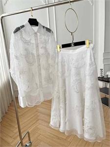 {{productViewItem.photos[photoViewList.activeNavIndex].Alt || productViewItem.photos[photoViewList.activeNavIndex].Description || 'Костюм VALENTINO'}}