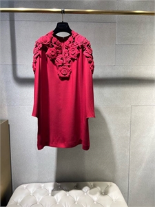 {{productViewItem.photos[photoViewList.activeNavIndex].Alt || productViewItem.photos[photoViewList.activeNavIndex].Description || 'Платье VALENTINO'}}