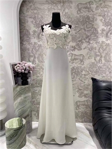 {{productViewItem.photos[photoViewList.activeNavIndex].Alt || productViewItem.photos[photoViewList.activeNavIndex].Description || 'Платье VALENTINO'}}