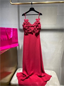 {{productViewItem.photos[photoViewList.activeNavIndex].Alt || productViewItem.photos[photoViewList.activeNavIndex].Description || 'Платье VALENTINO'}}