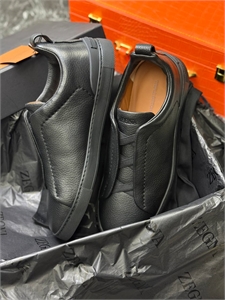 {{productViewItem.photos[photoViewList.activeNavIndex].Alt || productViewItem.photos[photoViewList.activeNavIndex].Description || 'Кеды ZEGNA'}}