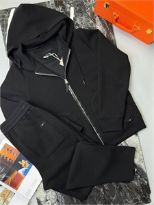 {{productViewItem.photos[photoViewList.activeNavIndex].Alt || productViewItem.photos[photoViewList.activeNavIndex].Description || 'Спортивный костюм TOM FORD'}}