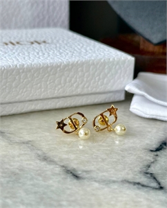 {{productViewItem.photos[photoViewList.activeNavIndex].Alt || productViewItem.photos[photoViewList.activeNavIndex].Description || 'Серьги DIOR'}}