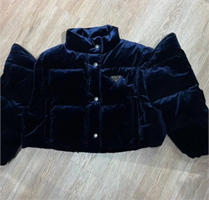 {{productViewItem.photos[photoViewList.activeNavIndex].Alt || productViewItem.photos[photoViewList.activeNavIndex].Description || 'Пуховик - трансформер PRADA'}}