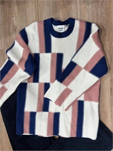 {{productViewItem.photos[photoViewList.activeNavIndex].Alt || productViewItem.photos[photoViewList.activeNavIndex].Description || 'Свитер HERMES'}}