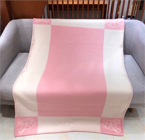 {{productViewItem.photos[photoViewList.activeNavIndex].Alt || productViewItem.photos[photoViewList.activeNavIndex].Description || 'Детское шерстяное одеяло HERMES'}}