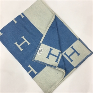 {{productViewItem.photos[photoViewList.activeNavIndex].Alt || productViewItem.photos[photoViewList.activeNavIndex].Description || 'Детское шерстяное одеяло HERMES'}}