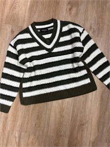 {{productViewItem.photos[photoViewList.activeNavIndex].Alt || productViewItem.photos[photoViewList.activeNavIndex].Description || 'Свитер LORO PIANA'}}