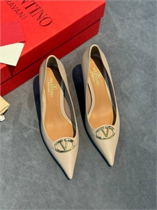 {{productViewItem.photos[photoViewList.activeNavIndex].Alt || productViewItem.photos[photoViewList.activeNavIndex].Description || 'Туфли VALENTINO'}}