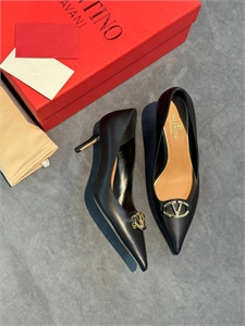 {{productViewItem.photos[photoViewList.activeNavIndex].Alt || productViewItem.photos[photoViewList.activeNavIndex].Description || 'Туфли VALENTINO'}}