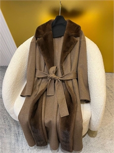 {{productViewItem.photos[photoViewList.activeNavIndex].Alt || productViewItem.photos[photoViewList.activeNavIndex].Description || 'Пальто LORO PIANA'}}