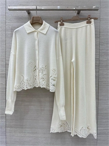 {{productViewItem.photos[photoViewList.activeNavIndex].Alt || productViewItem.photos[photoViewList.activeNavIndex].Description || 'Костюм ERMANO SCERVINO'}}