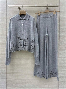 {{productViewItem.photos[photoViewList.activeNavIndex].Alt || productViewItem.photos[photoViewList.activeNavIndex].Description || 'Костюм ERMANO SCERVINO'}}