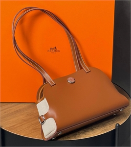 {{productViewItem.photos[photoViewList.activeNavIndex].Alt || productViewItem.photos[photoViewList.activeNavIndex].Description || 'Сумка HERMES'}}