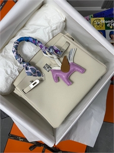 {{productViewItem.photos[photoViewList.activeNavIndex].Alt || productViewItem.photos[photoViewList.activeNavIndex].Description || 'Сумка HERMES'}}