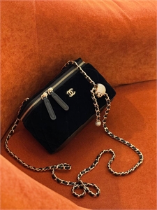 {{productViewItem.photos[photoViewList.activeNavIndex].Alt || productViewItem.photos[photoViewList.activeNavIndex].Description || 'Сумка CHANEL'}}