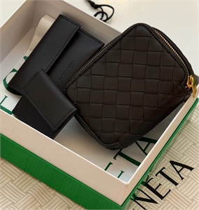 {{productViewItem.photos[photoViewList.activeNavIndex].Alt || productViewItem.photos[photoViewList.activeNavIndex].Description || 'Косметичка BV'}}