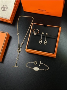 {{productViewItem.photos[photoViewList.activeNavIndex].Alt || productViewItem.photos[photoViewList.activeNavIndex].Description || 'Серьги HERMES'}}