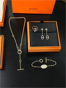 {{productViewItem.photos[photoViewList.activeNavIndex].Alt || productViewItem.photos[photoViewList.activeNavIndex].Description || 'Чокер/Колье HERMES'}}