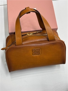 {{productViewItem.photos[photoViewList.activeNavIndex].Alt || productViewItem.photos[photoViewList.activeNavIndex].Description || 'Сумка MIU MIU'}}