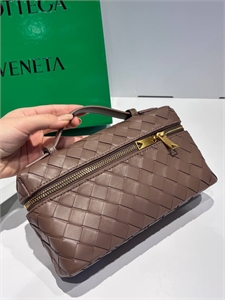 {{productViewItem.photos[photoViewList.activeNavIndex].Alt || productViewItem.photos[photoViewList.activeNavIndex].Description || 'Сумка BOTTEGA VENETA'}}