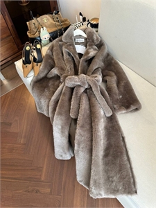 {{productViewItem.photos[photoViewList.activeNavIndex].Alt || productViewItem.photos[photoViewList.activeNavIndex].Description || 'Шуба BRUNELLO CUCINELLI'}}