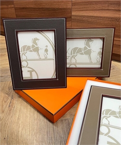 {{productViewItem.photos[photoViewList.activeNavIndex].Alt || productViewItem.photos[photoViewList.activeNavIndex].Description || 'Рамка HERMES'}}