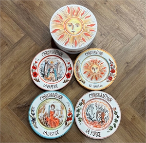 {{productViewItem.photos[photoViewList.activeNavIndex].Alt || productViewItem.photos[photoViewList.activeNavIndex].Description || 'Тарелки DIOR'}}