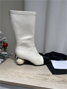 {{productViewItem.photos[photoViewList.activeNavIndex].Alt || productViewItem.photos[photoViewList.activeNavIndex].Description || 'Сапоги CHANEL'}}