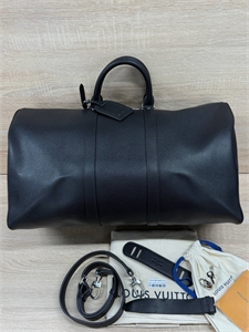 {{productViewItem.photos[photoViewList.activeNavIndex].Alt || productViewItem.photos[photoViewList.activeNavIndex].Description || 'Дорожная сумка LV'}}