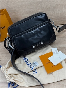 {{productViewItem.photos[photoViewList.activeNavIndex].Alt || productViewItem.photos[photoViewList.activeNavIndex].Description || 'сумка LV'}}