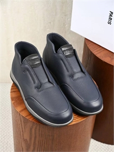 {{productViewItem.photos[photoViewList.activeNavIndex].Alt || productViewItem.photos[photoViewList.activeNavIndex].Description || 'Кроссовки BERLUTI'}}