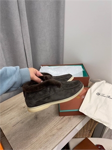 {{productViewItem.photos[photoViewList.activeNavIndex].Alt || productViewItem.photos[photoViewList.activeNavIndex].Description || 'Обувь LORO PIANA'}}