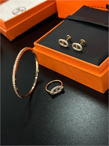 {{productViewItem.photos[photoViewList.activeNavIndex].Alt || productViewItem.photos[photoViewList.activeNavIndex].Description || 'Кольцо HERMES'}}