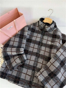 {{productViewItem.photos[photoViewList.activeNavIndex].Alt || productViewItem.photos[photoViewList.activeNavIndex].Description || 'Бомбер MIU MIU'}}