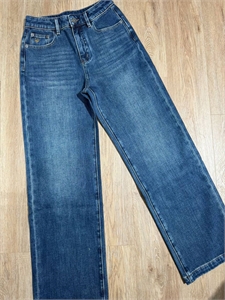 {{productViewItem.photos[photoViewList.activeNavIndex].Alt || productViewItem.photos[photoViewList.activeNavIndex].Description || 'Джинсы  LORO PIANA'}}