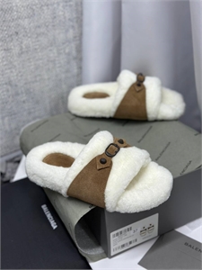 {{productViewItem.photos[photoViewList.activeNavIndex].Alt || productViewItem.photos[photoViewList.activeNavIndex].Description || 'Тапочки BALENCIAGA'}}