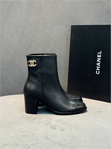 {{productViewItem.photos[photoViewList.activeNavIndex].Alt || productViewItem.photos[photoViewList.activeNavIndex].Description || 'Ботильоны CHANEL'}}