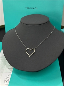 {{productViewItem.photos[photoViewList.activeNavIndex].Alt || productViewItem.photos[photoViewList.activeNavIndex].Description || 'Кулон Tiffany&amp;Co'}}