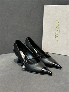 {{productViewItem.photos[photoViewList.activeNavIndex].Alt || productViewItem.photos[photoViewList.activeNavIndex].Description || 'Туфли JIMMY CHOO'}}